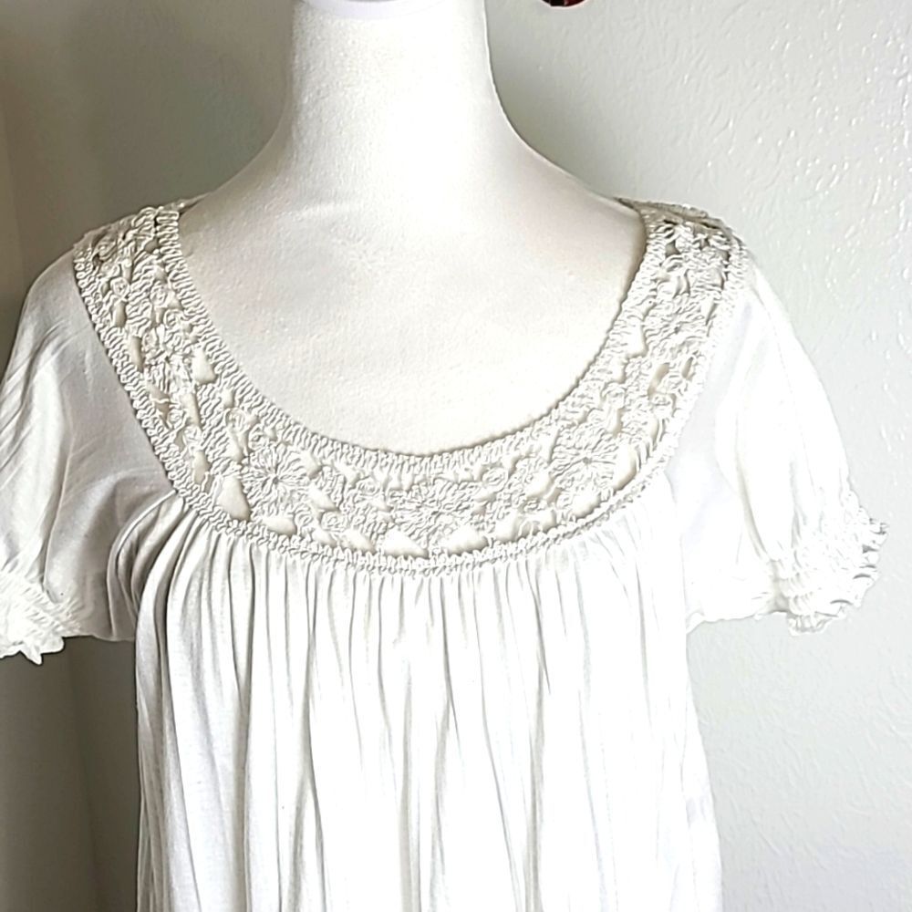 Carolyn Taylor White Tunic Top, Wide Elastic Hem,  Embroidered Neckline, Large - Picture 3 of 10
